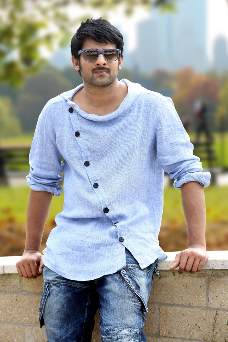 ManobalaV's tweet photo. Wishing the talented, hardworking, humble &amp; handsome PAN India rebel star #Prabhas a very happy birthday. Have a successful year ahead.🎂💐

#HappyBirthdayPrabhas https://t.co/O17cYqKJX3