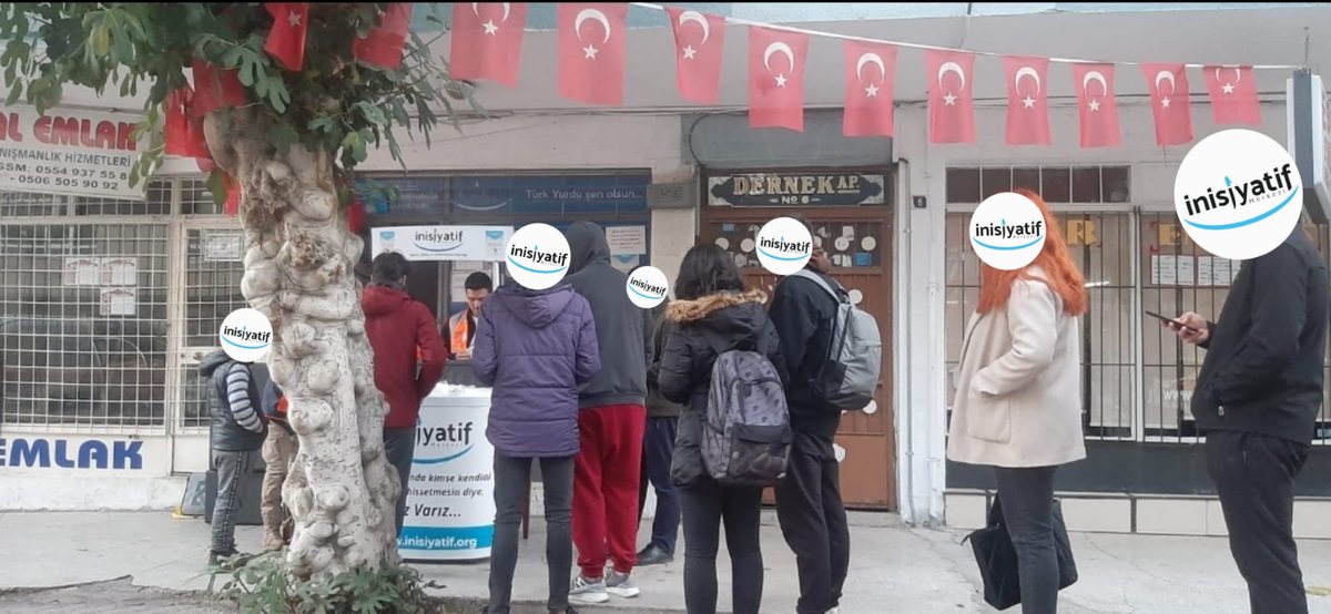 Yoksul sofralara, insanımıza ve öğrenci kardeşlerimize kavuşmak için, her gün Aş'k ile #BizVarız... Aşevimizde bugünkü yemeğimizi, Salih Fikret Atlı hayrına dağıttık. Katkılarından dolayı teşekkür ederiz. Allah kabul etsin. Afiyet olsun. Dağıtımlarımız: facebook.com/22700524405899…