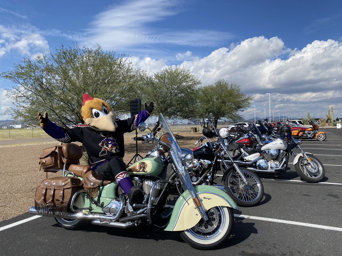 dusty16ahl's tweet photo. Getting that motor runnin’ for Opening Night with the @TucsonAirport Police Department! 🏍🚓 https://t.co/xw4rml2Fky