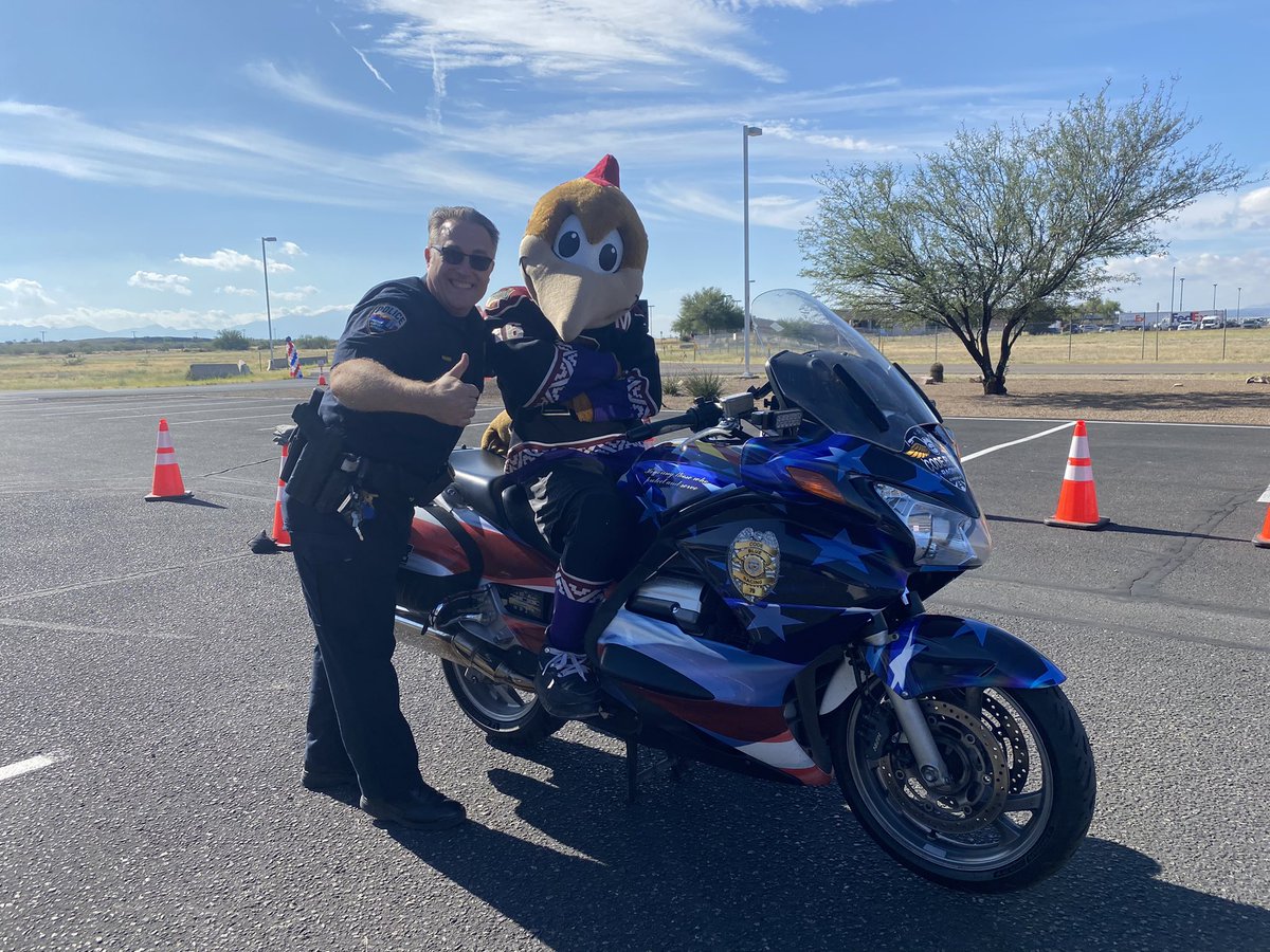 dusty16ahl's tweet photo. Getting that motor runnin’ for Opening Night with the @TucsonAirport Police Department! 🏍🚓 https://t.co/xw4rml2Fky