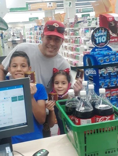LocatelVzla's tweet photo. Locatel #Boleita, #ElParaiso y #LaCastellana dijeron presente con la #promocambiazolocatel 💚🥤⚽ https://t.co/UlpT0f9VrL