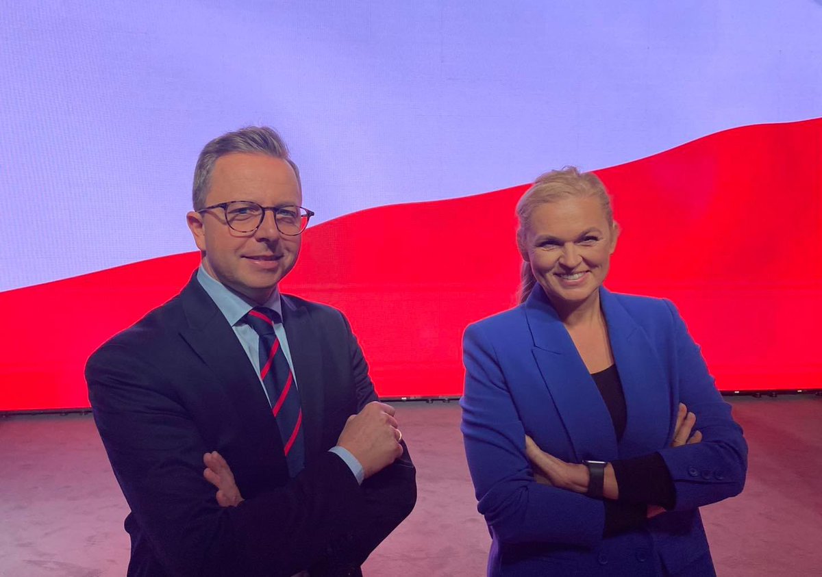 inicjatywaPL's tweet photo. Przedstawiliśmy Wam dzisiaj w Warszawie koncepcję #OpiekuńczaPolska. Sprawiedliwa społecznie Polska, w której to człowiek jest na pierwszym miejscu - tak będzie wygadać nasz kraj po wygranych wyborach. 1/6 https://t.co/vPGcfeOXCy