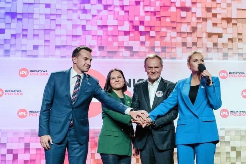 inicjatywaPL's tweet photo. Przedstawiliśmy Wam dzisiaj w Warszawie koncepcję #OpiekuńczaPolska. Sprawiedliwa społecznie Polska, w której to człowiek jest na pierwszym miejscu - tak będzie wygadać nasz kraj po wygranych wyborach. 1/6 https://t.co/vPGcfeOXCy