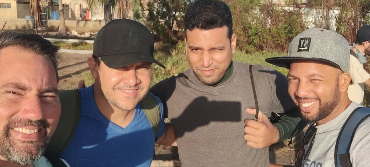 DofleiniS's tweet photo. #Hoy parte de nuestro #team amaneció en Alquízar ayudando en una zona duramente azotada por el huracán Ian. No juzguen la foto final, hay pruebas de que nuestro Director de Operaciones se merecía el descanso. #mipymescubanas #cuba2022 #softwarecuba https://t.co/XWHbeCGHUG