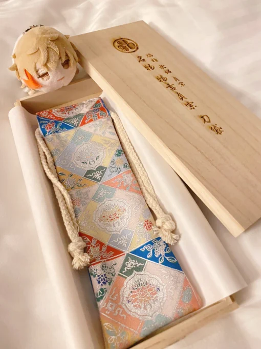 旅行テンションで徳川美術館様で物吉君の本刀の納入袋と同じ柄入り菓子切りと桐箱入り本刀の納入袋と同じ柄の巾着袋を購入しました(?)(何で??)これから眼鏡とかアクスタとか入れます 