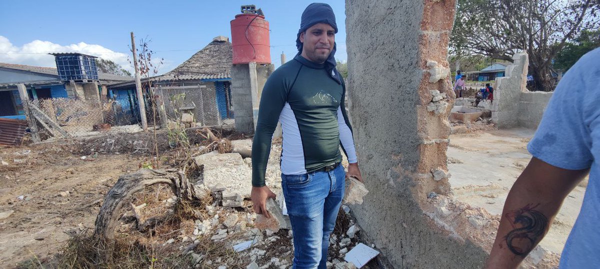 DofleiniS's tweet photo. #Hoy parte de nuestro #team amaneció en Alquízar ayudando en una zona duramente azotada por el huracán Ian. No juzguen la foto final, hay pruebas de que nuestro Director de Operaciones se merecía el descanso. #mipymescubanas #cuba2022 #softwarecuba https://t.co/XWHbeCGHUG