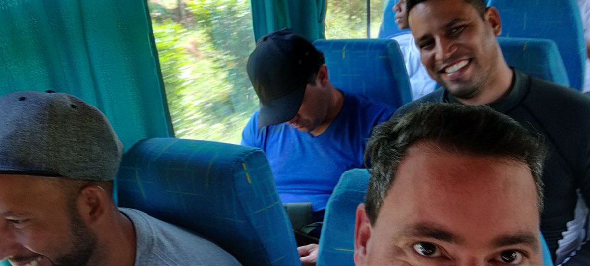 DofleiniS's tweet photo. #Hoy parte de nuestro #team amaneció en Alquízar ayudando en una zona duramente azotada por el huracán Ian. No juzguen la foto final, hay pruebas de que nuestro Director de Operaciones se merecía el descanso. #mipymescubanas #cuba2022 #softwarecuba https://t.co/XWHbeCGHUG