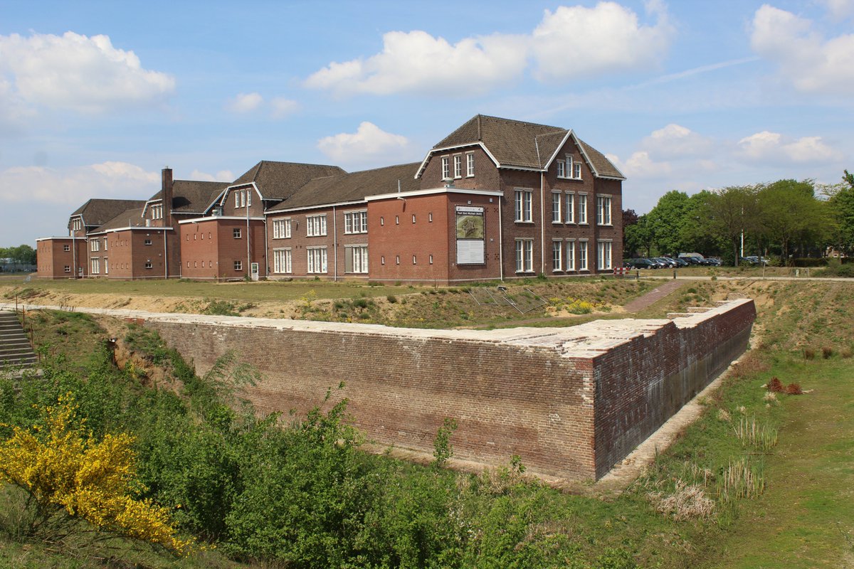 < Het fort, het Kazerneterrein, de Daelweg en de Stadsbrug zijn opgeëist door een onbekende terroristsche organisatie <a href="/gemeentevenlo/">Gemeente Venlo</a> <a href="/omroepvenlo/">Omroep Venlo</a>. Er kan onderhandeld worden NADAT gijzelaars zijn vrijgelaten. Er wordt toegewerkt naar een geweldloze oplossing. />