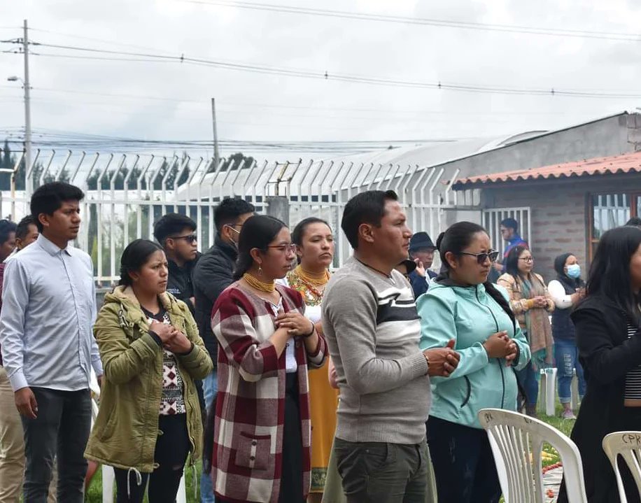 pueblo_kayambi's tweet photo. Con una ceremonia ritual ancestral rendimos un sentido homenaje de cuerpo ausente de quien en vida fue el compañero #Luis #Vinicio #Quilo #Colcha, eterno Presidente del Pueblo Kayambi, junto a las estructuras organizativas y el Consejo de Gobierno de la Confederación. https://t.co/kmVoYln0PX