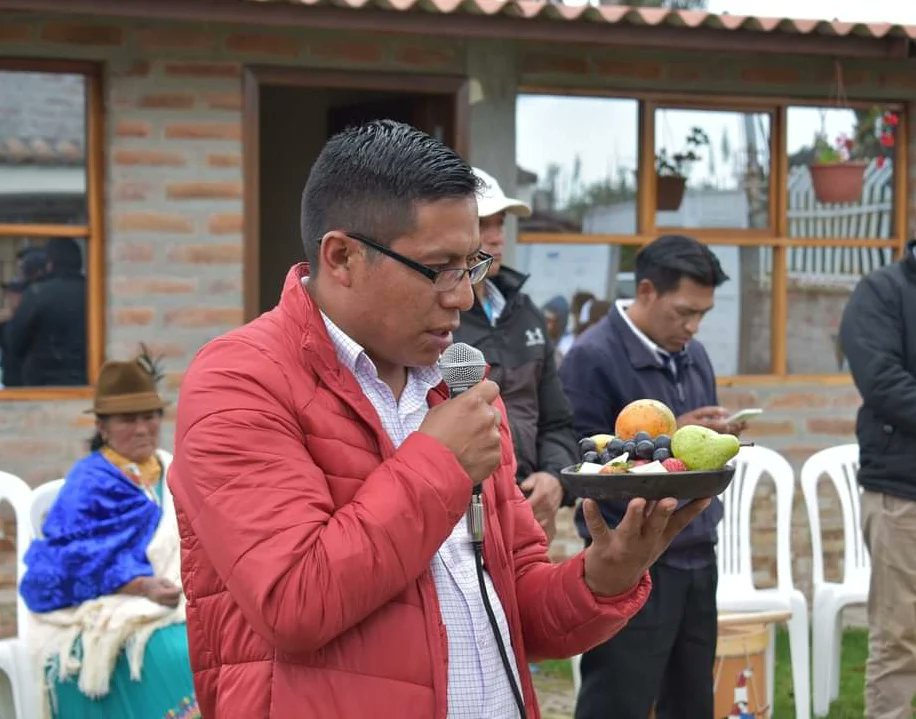 pueblo_kayambi's tweet photo. Con una ceremonia ritual ancestral rendimos un sentido homenaje de cuerpo ausente de quien en vida fue el compañero #Luis #Vinicio #Quilo #Colcha, eterno Presidente del Pueblo Kayambi, junto a las estructuras organizativas y el Consejo de Gobierno de la Confederación. https://t.co/kmVoYln0PX