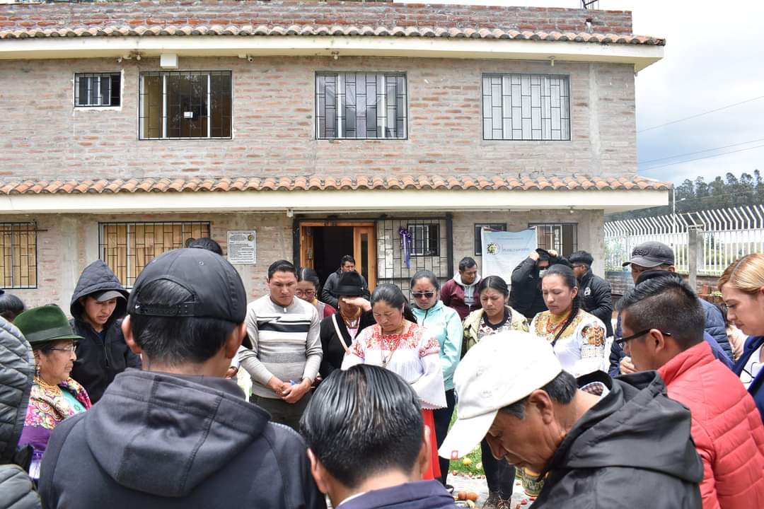 pueblo_kayambi's tweet photo. Con una ceremonia ritual ancestral rendimos un sentido homenaje de cuerpo ausente de quien en vida fue el compañero #Luis #Vinicio #Quilo #Colcha, eterno Presidente del Pueblo Kayambi, junto a las estructuras organizativas y el Consejo de Gobierno de la Confederación. https://t.co/kmVoYln0PX