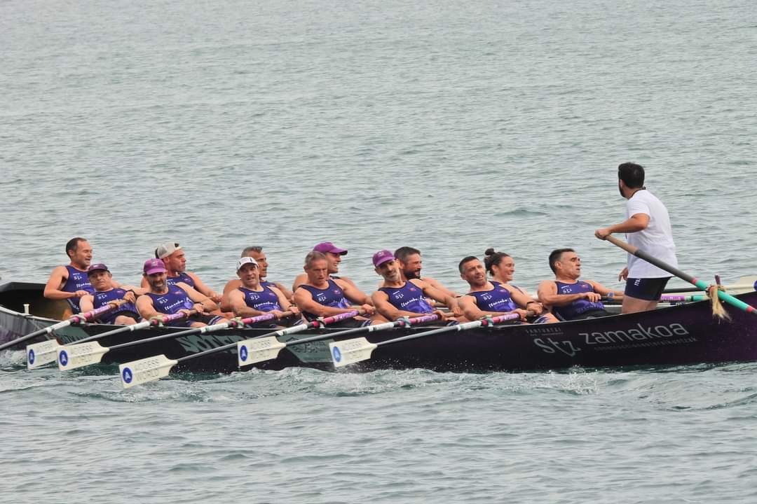 SoteraSanturtzi's tweet photo. 🚣‍♀️ ARRAUNLARI BETERANOEN ESTROPADA 🚣‍♀️

👉 Gure beteranoak zoriondu nahi ditugu gaur Mundakan bosgarren postuan amaitu eta gero

💪 Ohorea izan da zenbait arraunlari historiko berriz gure traineruan ikustea 

#mareamorea #aupasotera https://t.co/kfWJKvOVId