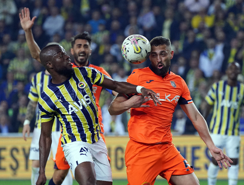 💥 Fenerbahçe, Süper Lig'in 11. haftasında konuk ettiği Başakşehir'i 1-0 mağlup ederek zirveye yükseldi. ⚽️ 84' Diego Rossi