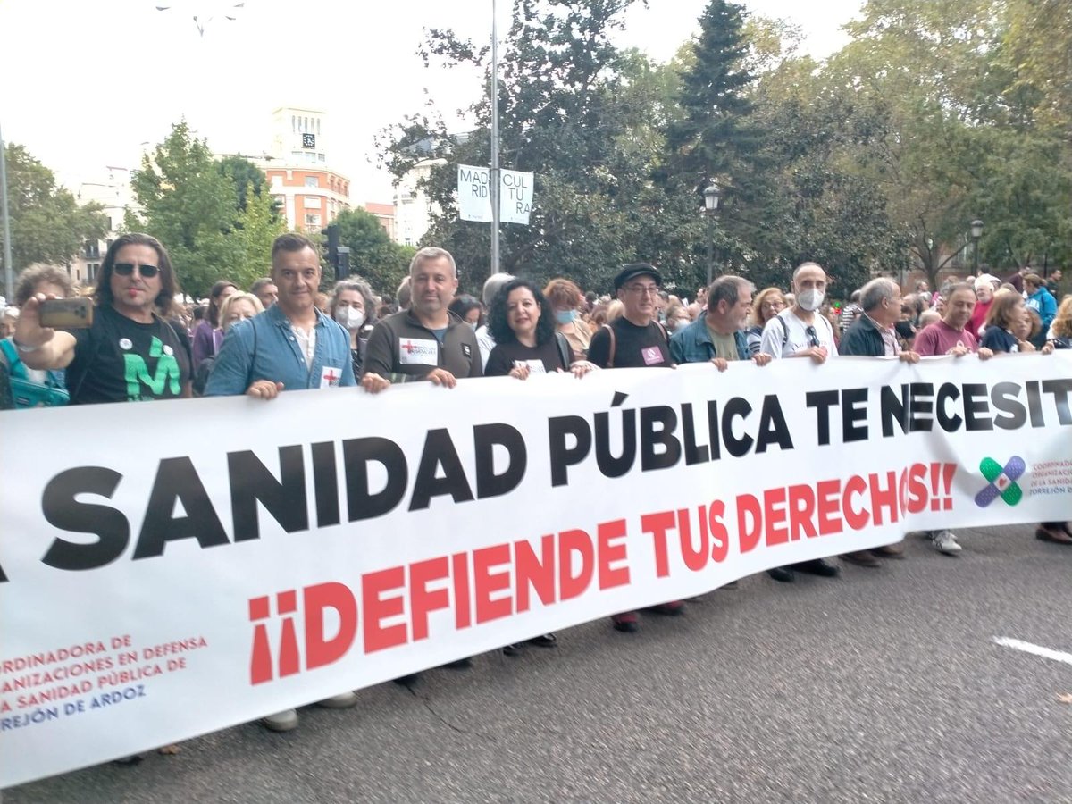 HueteDiaz's tweet photo. #torrejon en la mani en defensa de la #SanidadPublica. Contra el desmantelamiento de nuestra sanidad por #ayuso.
No lo vamos a consentir.
Urgencias abiertas con personal médico contratado, no voluntario ni de la atención primaria.
@Javier1Castillo 
@psoetorrejon
@psoesanidad https://t.co/CpuWYS4r2g