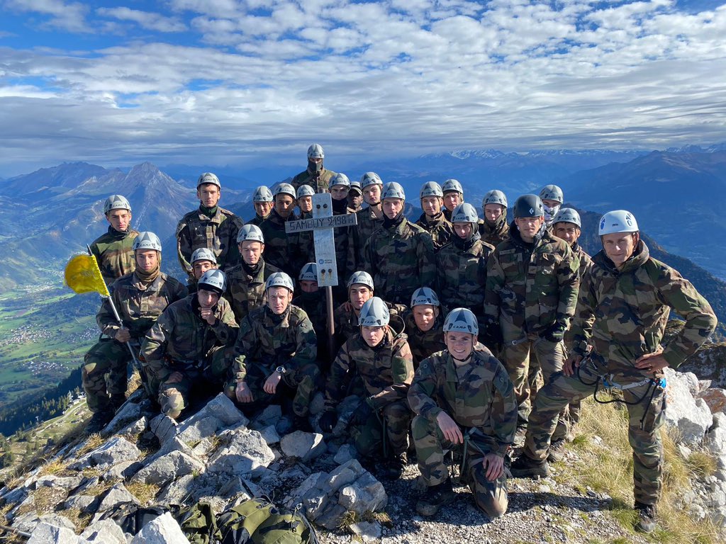 CDC_27eBCA's tweet photo. Après avoir enchaîné les quatorze 2000 des Bauges, notre dernière section sortie « des classes » s’est vue remettre les fourragères qui symbolisent les 14 citations qu’a reçues le Bataillon au long de son histoire. #27eBCA #ArmeedeTerre #HauteSavoie #Bauges #ClimbtoGlory https://t.co/6I0y0pS4j5