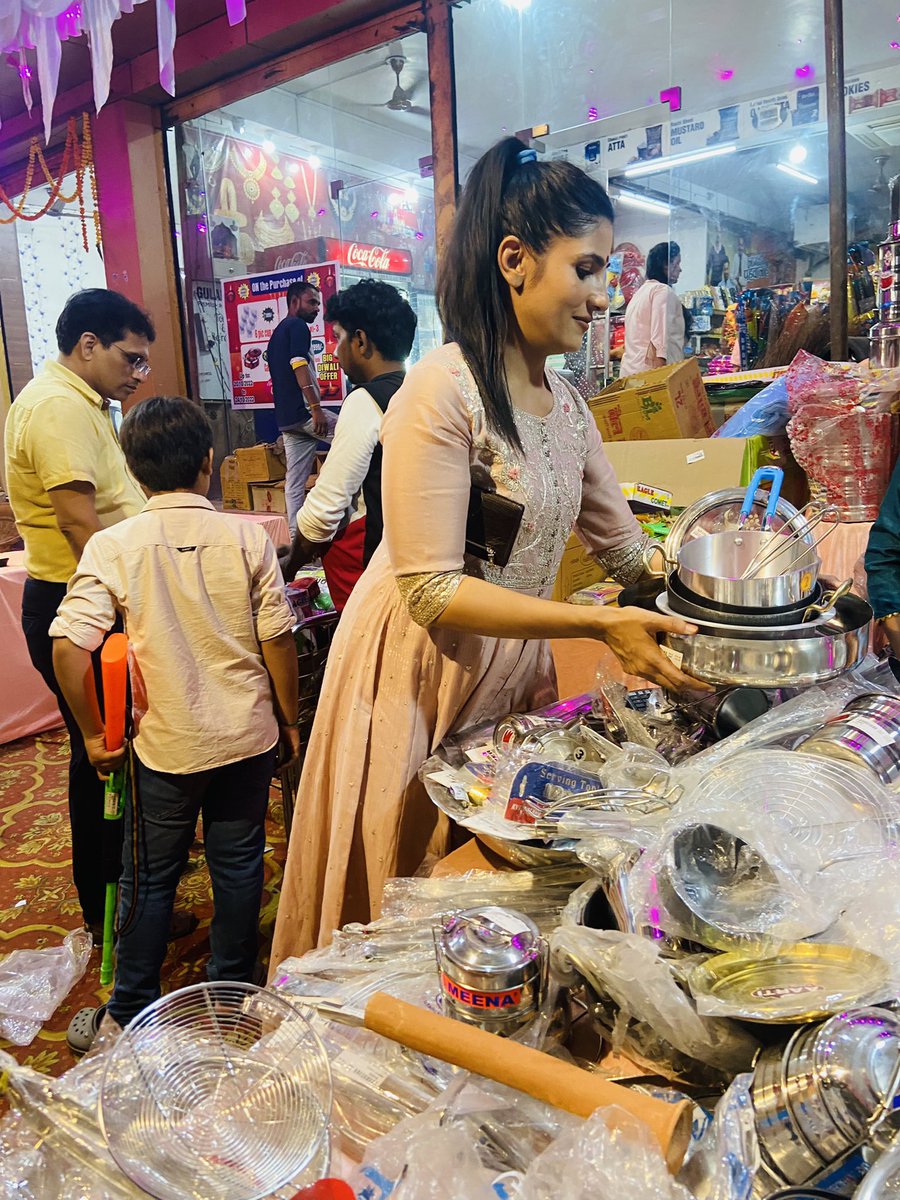Rubika Liyaquat (@rubikaliyaquat) on Twitter photo रामलला ने बुलाया और हम हाज़िर..धनतेरस पर अयोध्या में हुई बर्तनों की ख़रीदारी.. पहले माँ फ़ोन कर याद दिलाती थी इस बार बहन <a href="/AnjumLiyaquat/">Anjum Liyaquat</a> ने कहा.. कोई धातु ज़रूर ख़रीदना.. #धनतेरस_की_हार्दिक_शुभकामनाएँ रामलला ने बुलाया और हम हाज़िर..धनतेरस पर अयोध्या में हुई बर्तनों की ख़रीदारी.. पहले माँ फ़ोन कर याद दिलाती थी इस बार बहन <a href="/AnjumLiyaquat/">Anjum Liyaquat</a> ने कहा.. कोई धातु ज़रूर ख़रीदना.. #धनतेरस_की_हार्दिक_शुभकामनाएँ