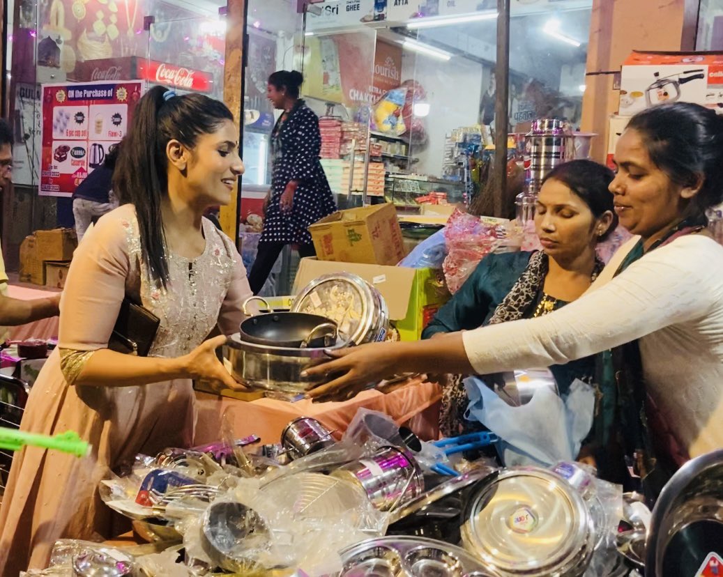 RubikaLiyaquat's tweet image. रामलला ने बुलाया और हम हाज़िर..धनतेरस पर अयोध्या में हुई बर्तनों की ख़रीदारी.. पहले माँ फ़ोन कर याद दिलाती थी इस बार बहन @AnjumLiyaquat ने कहा.. कोई धातु ज़रूर ख़रीदना.. #धनतेरस_की_हार्दिक_शुभकामनाएँ