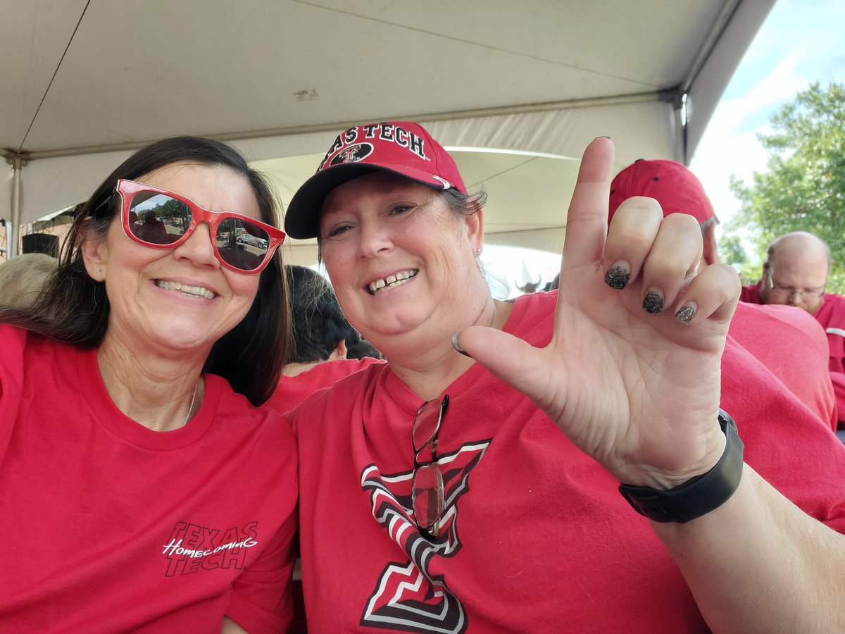 GruvyGurl's tweet photo. Hanging out before the game with my #FanFamily! #WrecWVU! #Homecoming2022 #ItsMyBirthday! #LoveTech #SportsExtragavanza #LuckiestGurl
😁🎂🎶🎁🎈👆🏼🎉🥳🏈
@RedRaiderDave13 & @TTUredraiderkim https://t.co/SFPY9MBGUy