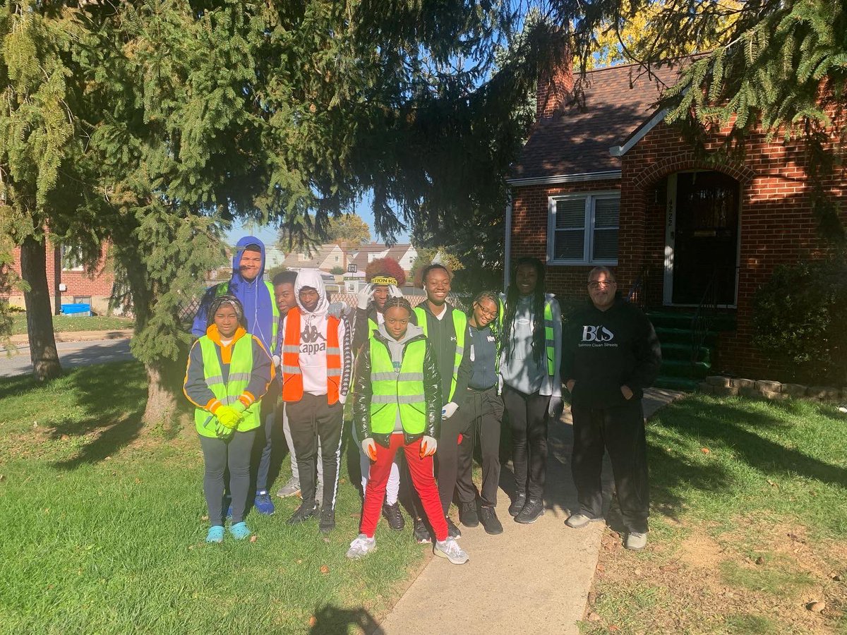Stinnett_41st's tweet photo. Today my student-workers of Baltimore Clean Streets along with Eric James of DOT, Coach Jermaine Dunn and his Forest Park High student-athletes did our part for the Mayor’s Annual Fall Cleanup.  

#BaltimoreCleanStreets #ForestParkHigh #WeAreBaltimore #BmoreUnited https://t.co/rQ7bMzZLBx