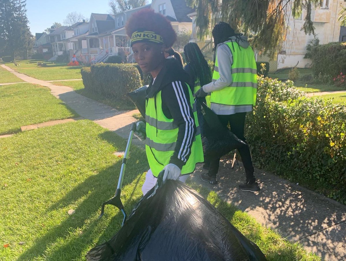 Stinnett_41st's tweet photo. Today my student-workers of Baltimore Clean Streets along with Eric James of DOT, Coach Jermaine Dunn and his Forest Park High student-athletes did our part for the Mayor’s Annual Fall Cleanup.  

#BaltimoreCleanStreets #ForestParkHigh #WeAreBaltimore #BmoreUnited https://t.co/rQ7bMzZLBx