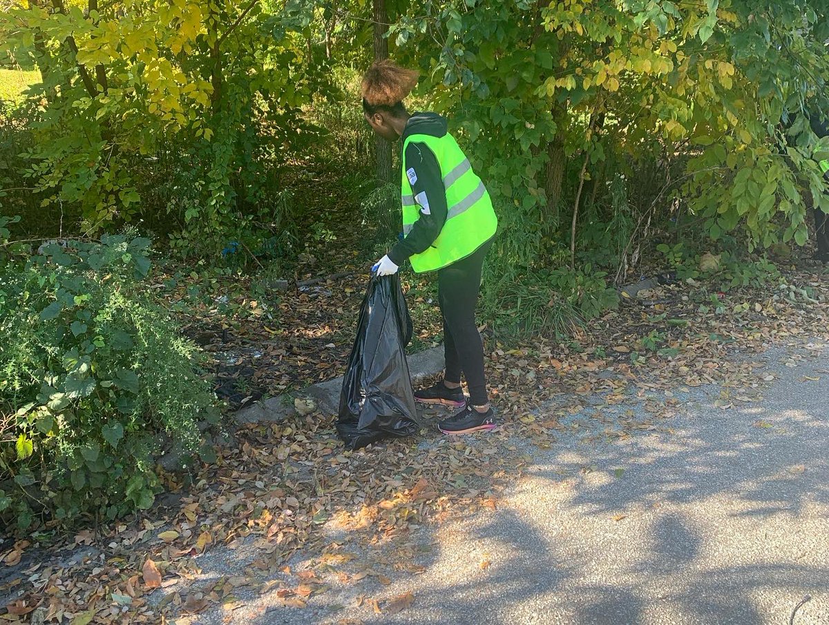 Stinnett_41st's tweet photo. Today my student-workers of Baltimore Clean Streets along with Eric James of DOT, Coach Jermaine Dunn and his Forest Park High student-athletes did our part for the Mayor’s Annual Fall Cleanup.  

#BaltimoreCleanStreets #ForestParkHigh #WeAreBaltimore #BmoreUnited https://t.co/rQ7bMzZLBx