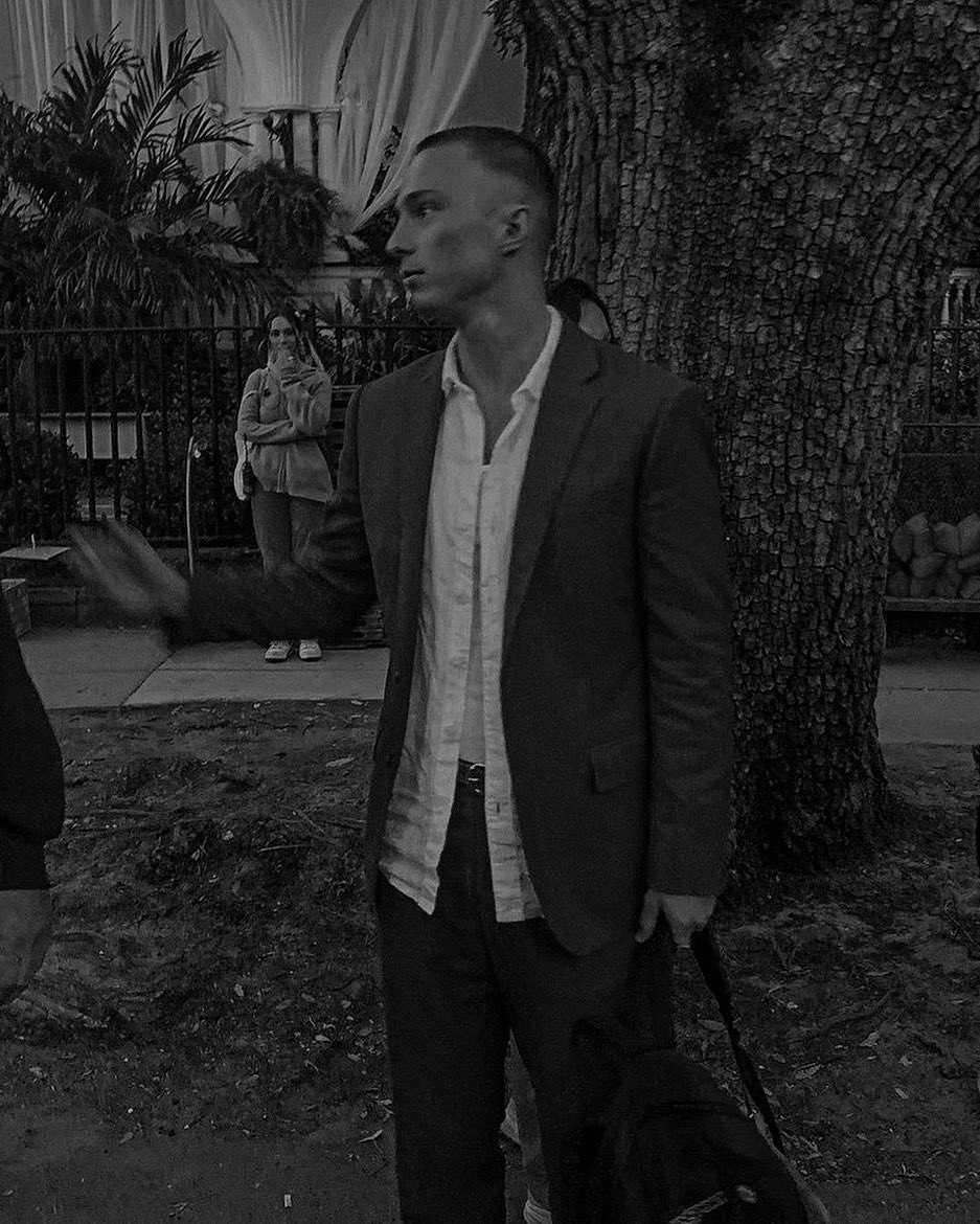 ⠀ 

                 and now he's so devoid 
                 of color  he don't  know 
                 what it means, and he's 
                 blue.  ———   v.g  night 

⠀