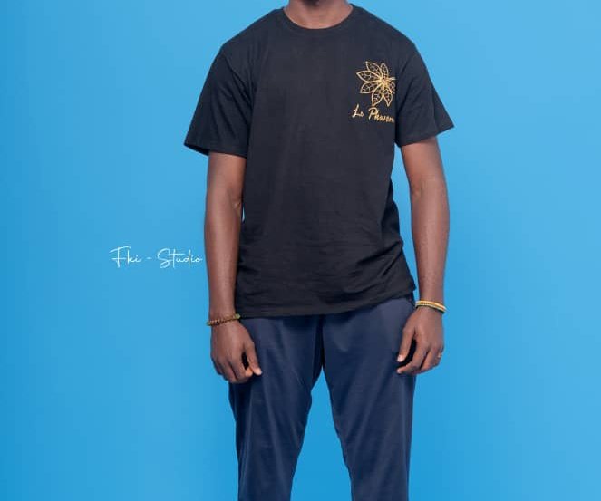 mela_dave's tweet photo. On est ici on rit tous comme ça...vous savez que un t-shirt en CI coûte 20kolo???? Hein 20 000fcfa vous savez ça ???
Quand le #pkwem vend ici a 4999 vous bavardez que wooooo c'est trop.
Voilà donc venez acheter le Pkwem chez @DongDimitri
#lepkwem
#otentik https://t.co/5m23xT9IIR