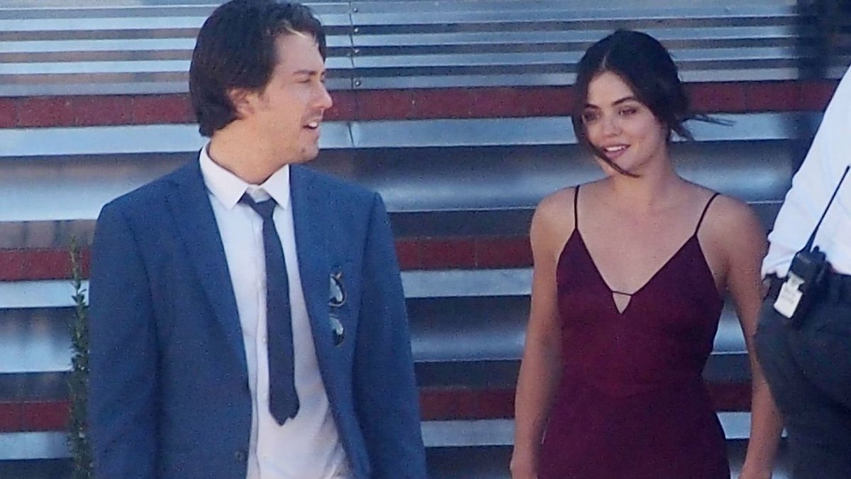 Lucy Hale on set of "Which Brings Me To You" in Keyport, New Jersey (September 20, 2022) lucy-hale.net/gallery/thumbn… #LucyHale