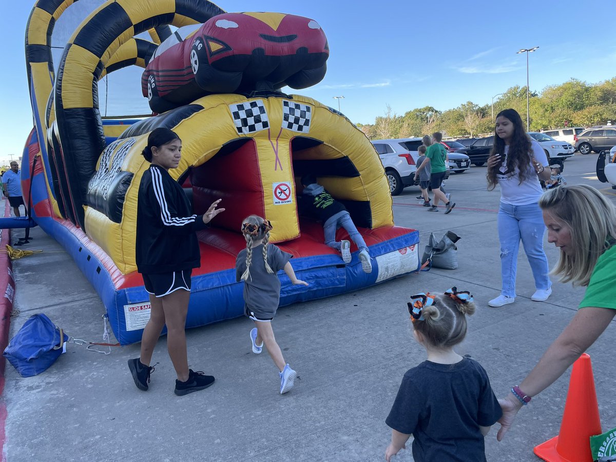 aubree_stent's tweet photo. Started our morning off at the 20th Anniversary for Walk for Sight! It was great to see so many families having fun and enjoying all of the events that were set up! #lionsclub #walkforsight #fishertigers @FisherTigers https://t.co/FfQkYUagWT