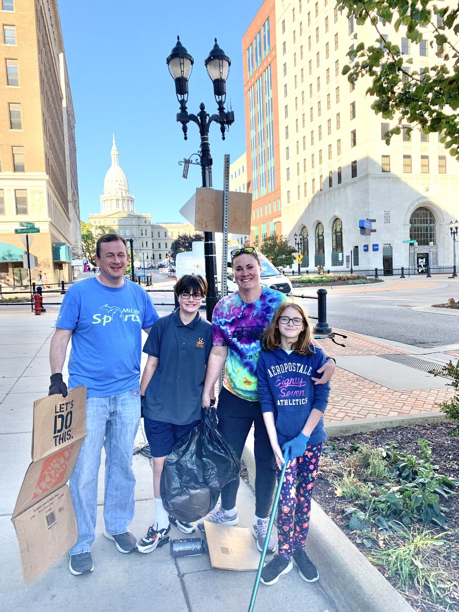 downtownlansing's tweet photo. Thank you to all our volunteers who spent their Saturday helping with the Fall Cut Back 🍁 #SupportLansing https://t.co/LzJf2E8JaK