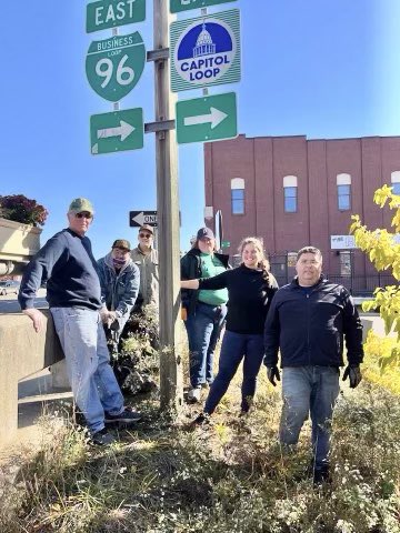 downtownlansing's tweet photo. Thank you to all our volunteers who spent their Saturday helping with the Fall Cut Back 🍁 #SupportLansing https://t.co/LzJf2E8JaK