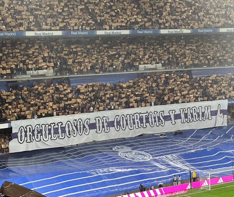 MadridXtra's tweet photo. Banner for Courtois and Karim 
📸 @josepadi_ https://t.co/wHRQMQ7GKP