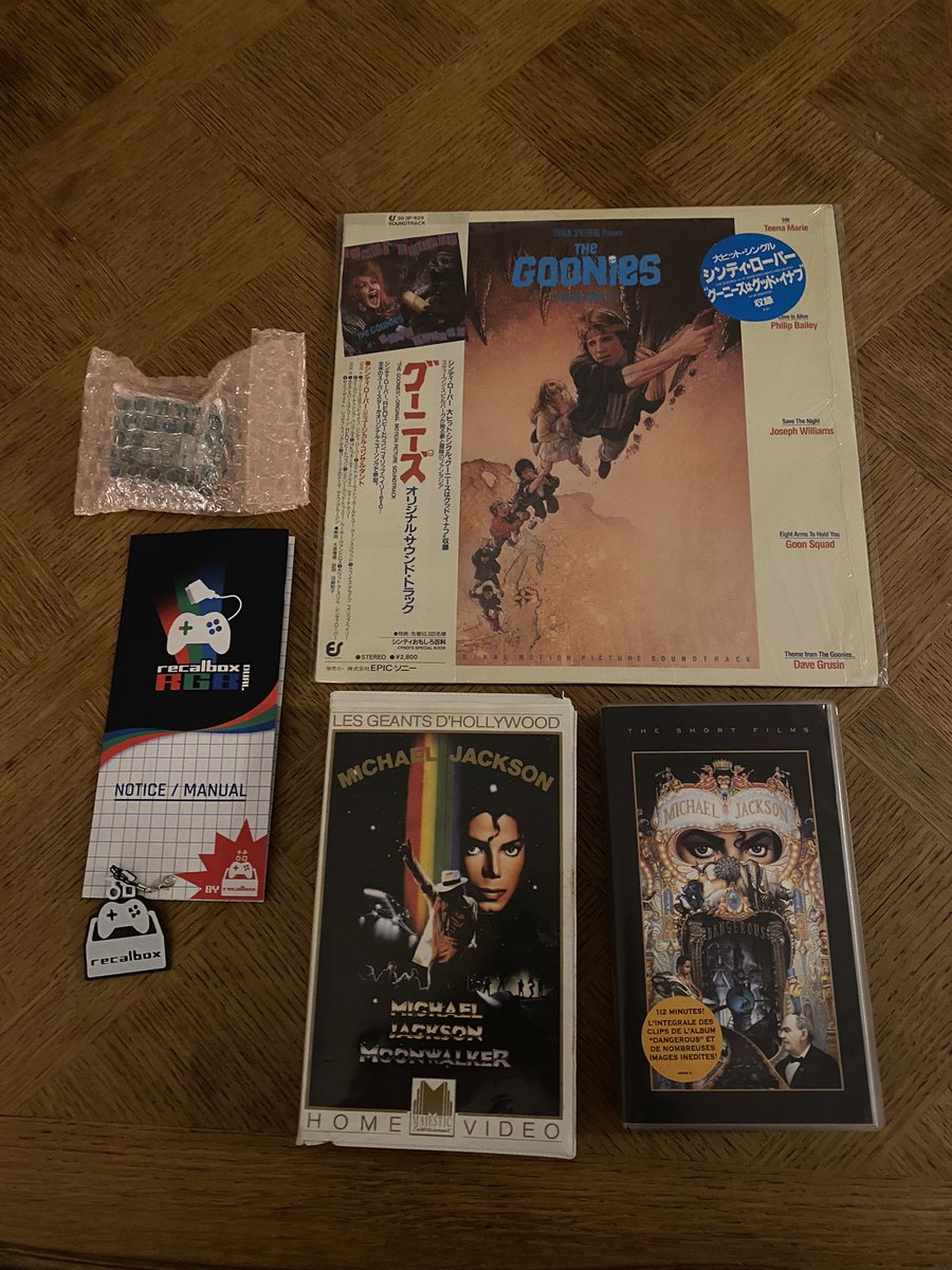 Ryo__SebaYT's tweet photo. Ce week-end c’est à mouans sartoux que ça se passe et c’est au #replayfestival !
Voici mes trouvailles du jour, pas de #RETROGAMING mais un beau #vinyle Jap des #goonies , deux #vhs #MichaelJackson et le #rgbdual pour ma borne de chez @recalbox
#videocassette #vintage #geek https://t.co/f5C6DHBgn6