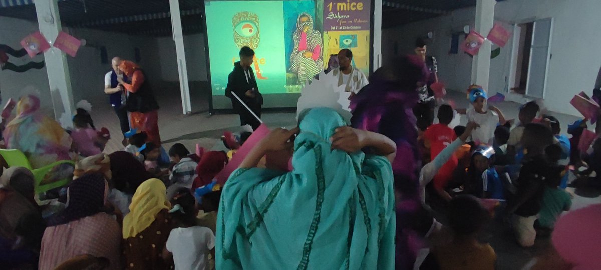 micefestival's tweet photo. 👁️Hui ha començat la 1a MICE SÁHARA als Camps de Refugiats. 
🙏Hem rebut la visita a la gala del Ministre de Cultura i el Viceministre d'Educació.
💁Al voltant de 300 xiquets i xiquetes sahrauis han pogut gaudir de la pel.lícula india I AM KALAM.
🐪La MICE arriba a l'Àfrica. https://t.co/HlsWihgpc8