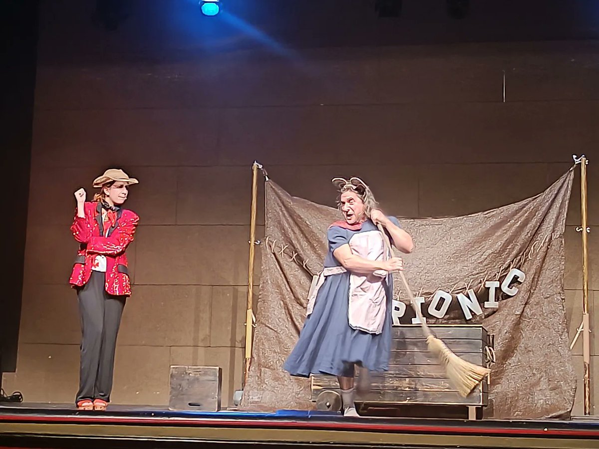 vielhaemijaran's tweet photo. 🎭 CULTURA | Gran espectacle teatrau eth qu'auem gaudit aguesta tarde en Era Audiovisuau damb era òbra "Histriònic" (companhia El Replà Produccions).

😂 Ua comédia esvagada e lhòca dirigida a tota era familha, damb era qu'auem arrit grani e petiti. https://t.co/BqVN1KiMs1