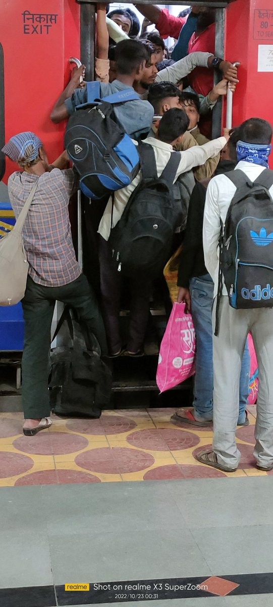AkashSh22849168's tweet photo. मोदी जी के अच्छे दीन आ रहे हैं पूने to दनापुर express  @AshwiniVaishnaw @venupnair_nrmu @PMOIndia @PMEthiopia @CMOMaharashtra सास लेणे को भी जगा नही है https://t.co/molua1nrrN