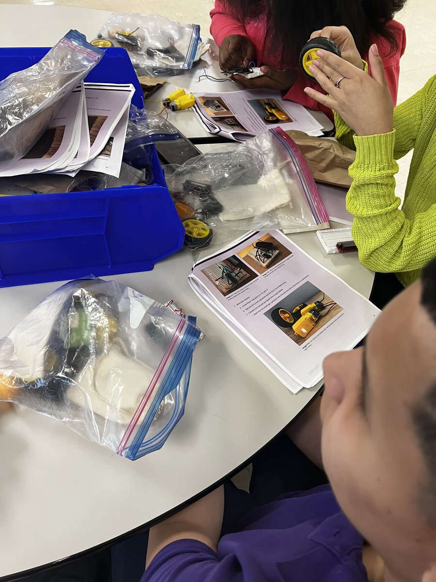 shyne_evita's tweet photo. At Key Middle School, our students look forward to participating in the #compudot after-school program. This week, they began building remote controllable cars 🚘 !! #beArtRageous @KeyMS_Cougars https://t.co/K4F8KTexPQ