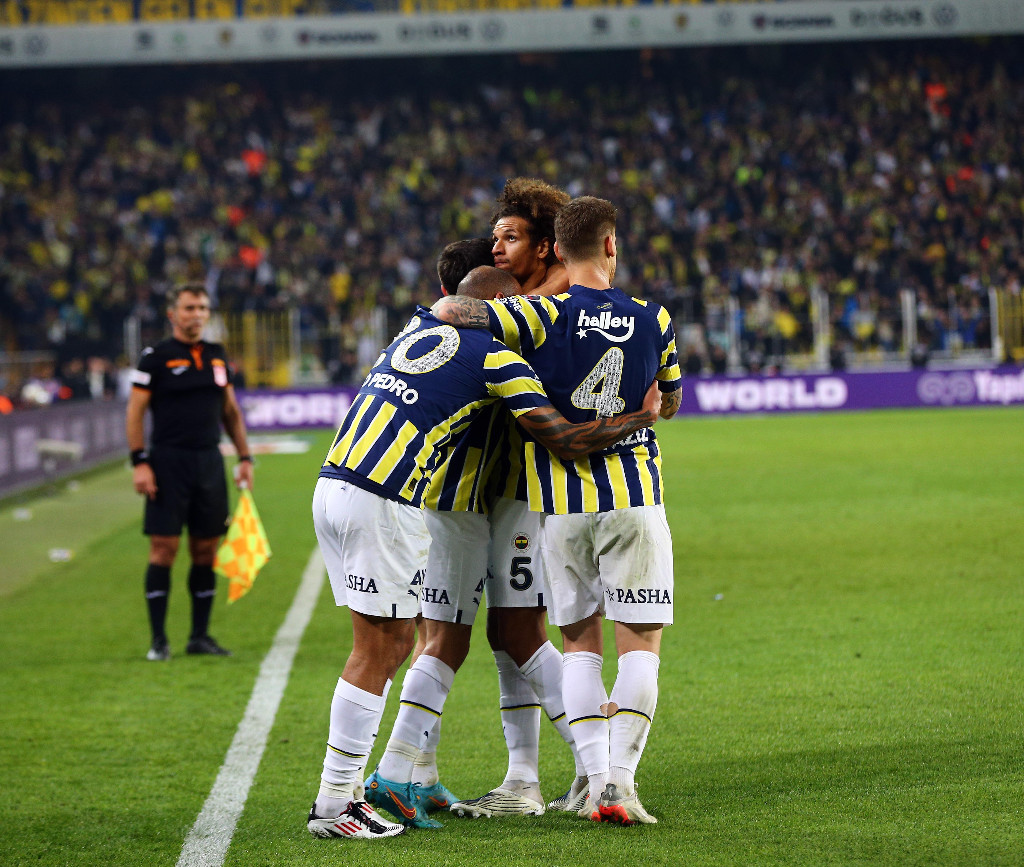 Serdar Aziz: 'Bugün, Fenerbahçe formasıyla 100. maçıma çıktım. Çok mutluyum, inşallah devamı gelir.'
