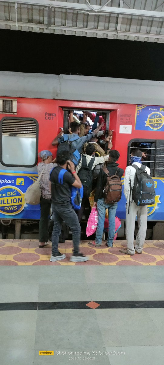 AkashSh22849168's tweet photo. मोदी जी के अच्छे दीन आ रहे हैं पूने to दनापुर express  @AshwiniVaishnaw @venupnair_nrmu @PMOIndia @PMEthiopia @CMOMaharashtra सास लेणे को भी जगा नही है https://t.co/molua1nrrN