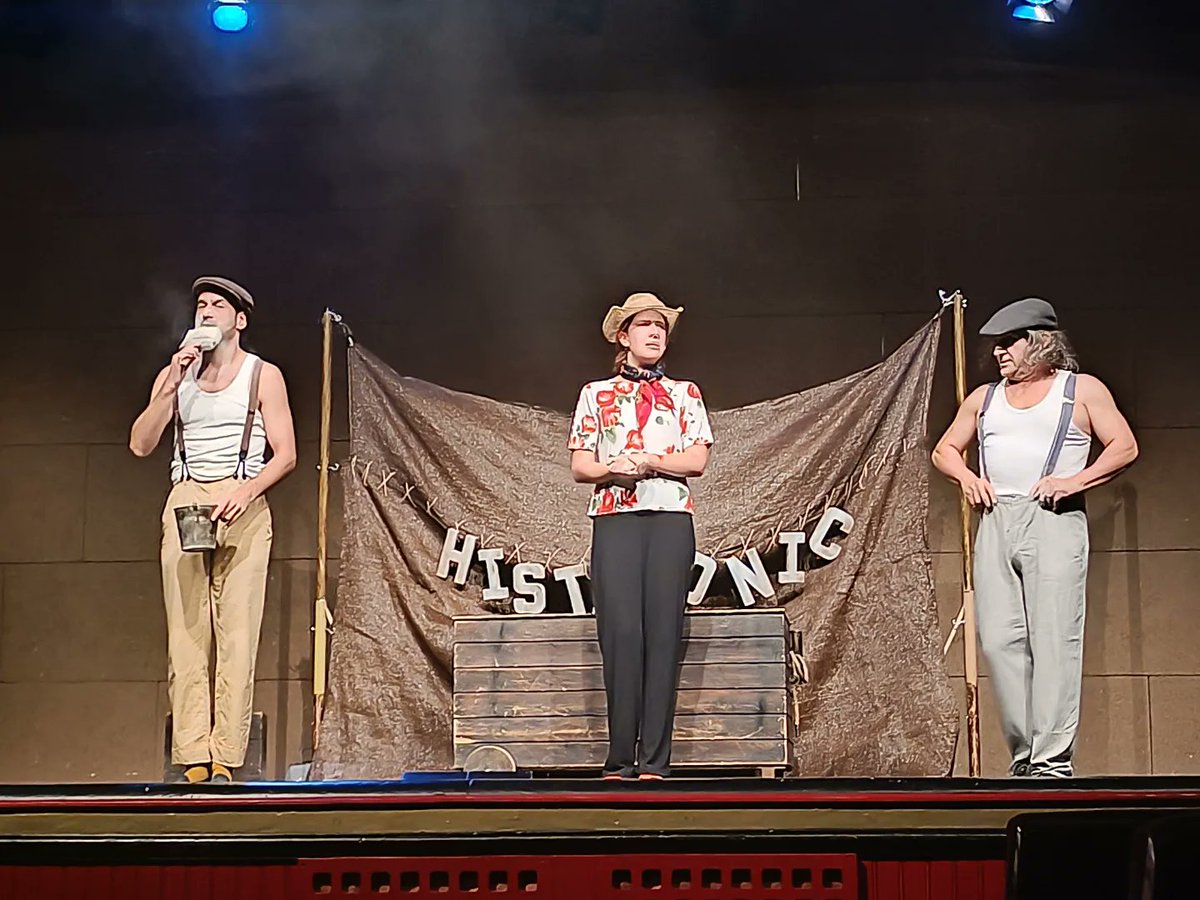 vielhaemijaran's tweet photo. 🎭 CULTURA | Gran espectacle teatrau eth qu'auem gaudit aguesta tarde en Era Audiovisuau damb era òbra "Histriònic" (companhia El Replà Produccions).

😂 Ua comédia esvagada e lhòca dirigida a tota era familha, damb era qu'auem arrit grani e petiti. https://t.co/BqVN1KiMs1