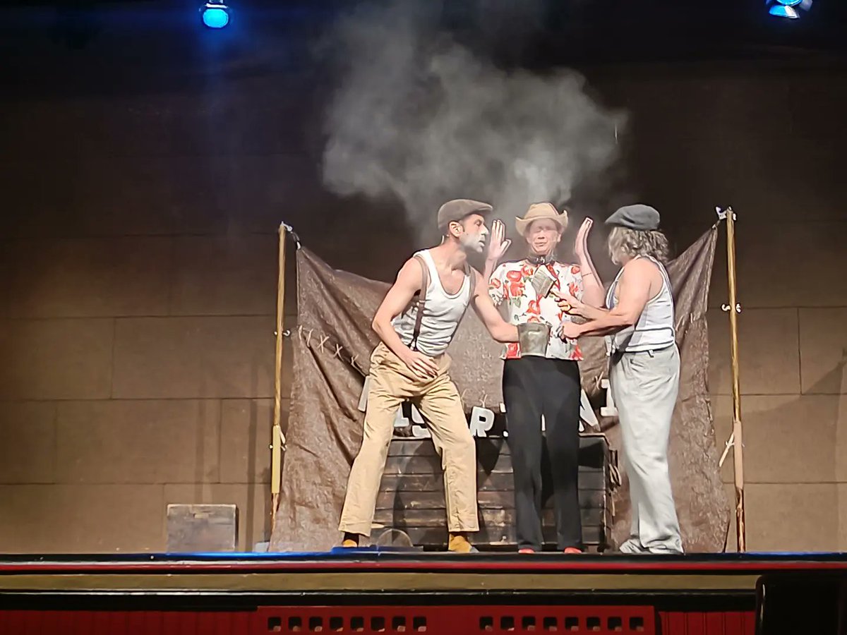 vielhaemijaran's tweet photo. 🎭 CULTURA | Gran espectacle teatrau eth qu'auem gaudit aguesta tarde en Era Audiovisuau damb era òbra "Histriònic" (companhia El Replà Produccions).

😂 Ua comédia esvagada e lhòca dirigida a tota era familha, damb era qu'auem arrit grani e petiti. https://t.co/BqVN1KiMs1