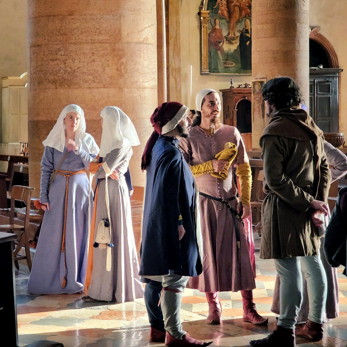 Sometimes the light is perfect and the people stand just right, and you get a perfect late medieval painting in real life.
#14thCentury #Reenactment #anticopaliodiverona