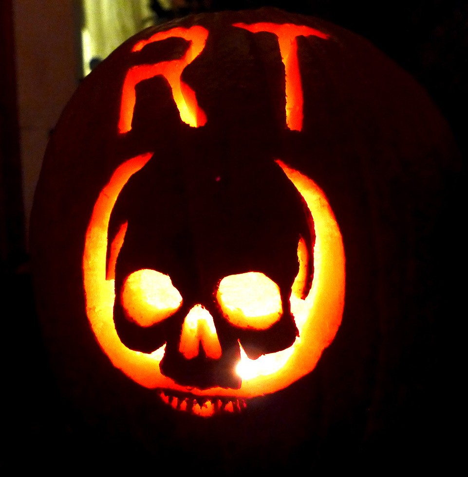 StateOfDecay's tweet photo. Feast on these ghoulish gourds carved by one of our lab techs! How are your pumpkins coming along? ๐
Don't miss the #CarveYourArtOut contest and decorate your own #StateOfDecay jack-o-lantern for chances to win #RedTalon hoodies! https://t.co/eGPyxvi0t8 https://t.co/BieIrgH66P