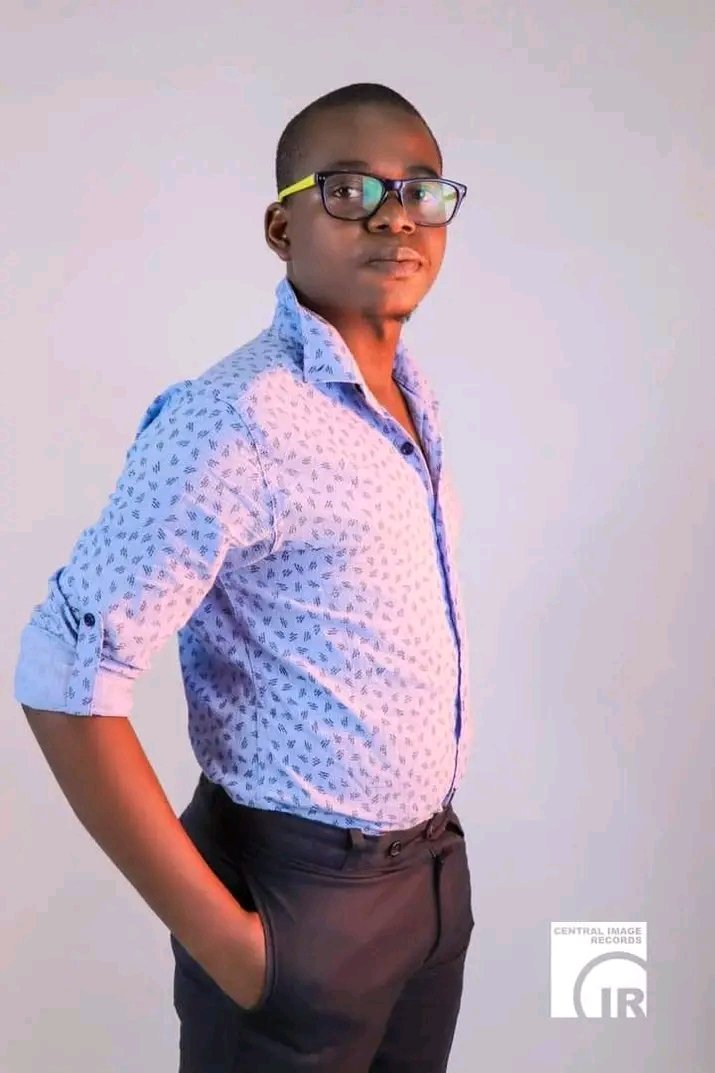 6 ans aujourd'hui que l'on m'a diagnostiqué la Myasthénie Cette maladie chronique rare. Un coup dur pour un garçon qui à 18 ans à l'époque, était plein de rêves la tête. Mais comme l'on dit , l'homme propose Dieu dispose.
Malgré tout, "J'AI DÉCIDÉ DE VIVRE"