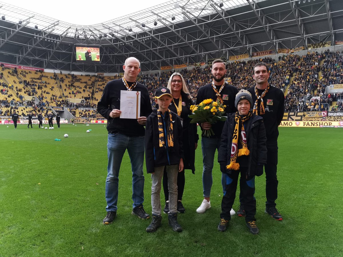 MarcoLeichsenri's tweet photo. Gemeinsam mit Fanclub Freunden stellvertretend für alle 22 Mitglieder unseres Fanclubs eine Ehrung von der Dynamo Fangemeinschaft im Stadion entgegen genommen! Inzwischen 27 Jahre Dynamo Fanclub Sayda, organisierte Fanarbeit! https://t.co/gpN28wbo00