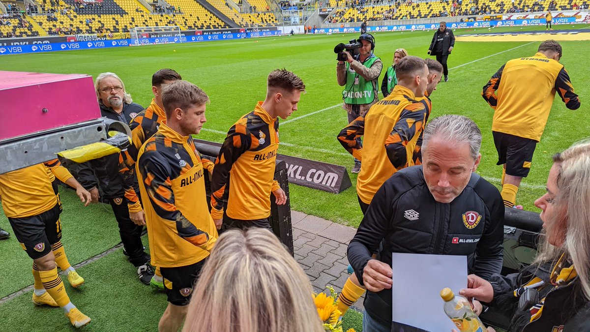 MarcoLeichsenri's tweet photo. Gemeinsam mit Fanclub Freunden stellvertretend für alle 22 Mitglieder unseres Fanclubs eine Ehrung von der Dynamo Fangemeinschaft im Stadion entgegen genommen! Inzwischen 27 Jahre Dynamo Fanclub Sayda, organisierte Fanarbeit! https://t.co/gpN28wbo00