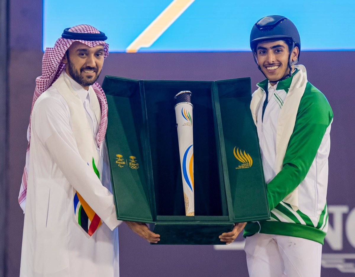 سمو #وزير_الرياضة يتسلم شعلة #دورة_الألعاب_السعودية في ختام #بطولة_لونجين_العالمية لقفز الحواجز.
#واس_رياضي