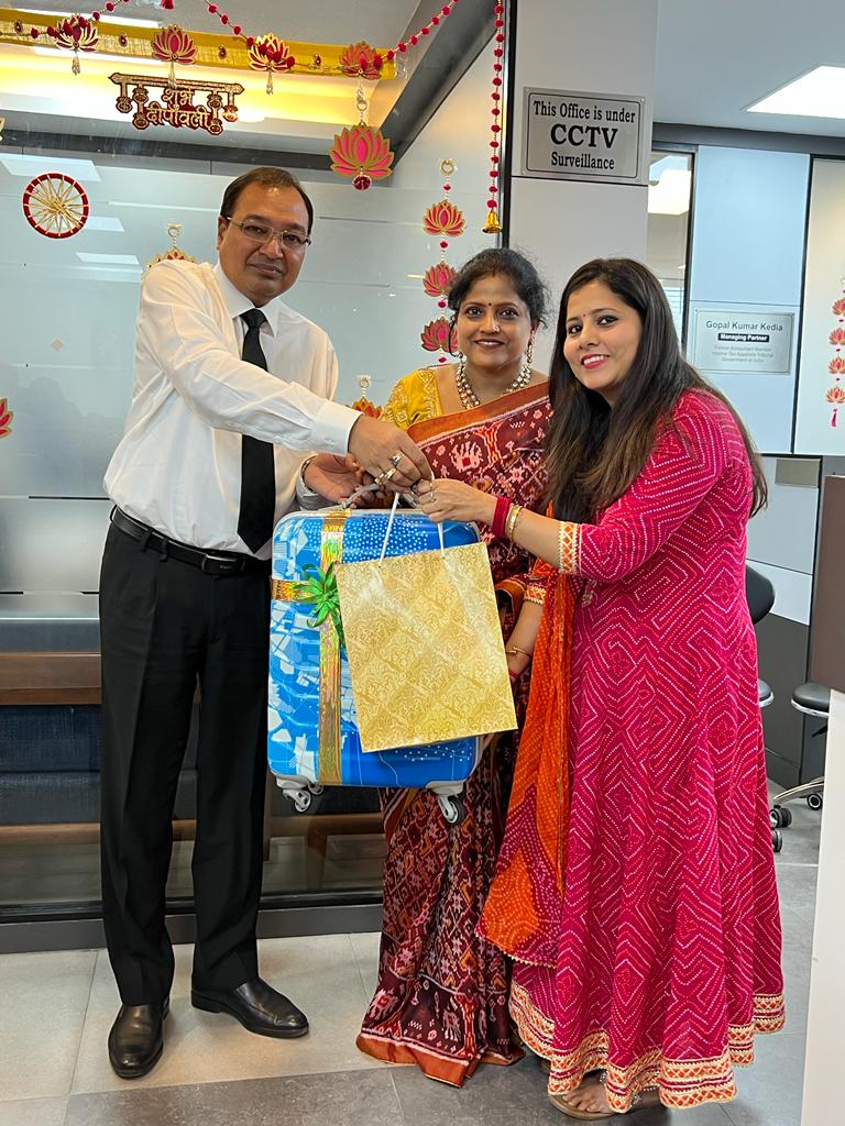 gkkediadelhi's tweet photo. Diwali Celebration - 2022 and Gift Distribution of G. K. Kedia &amp; Co. at its Connaught Place Office and Pahar Ganj office on 22nd October 2022.

#diwali #gkkediadiwali #changeislife
#proudtobegkkedia #changeinCAfirm #breakingmonotonousCAlife https://t.co/YRh34poEb4