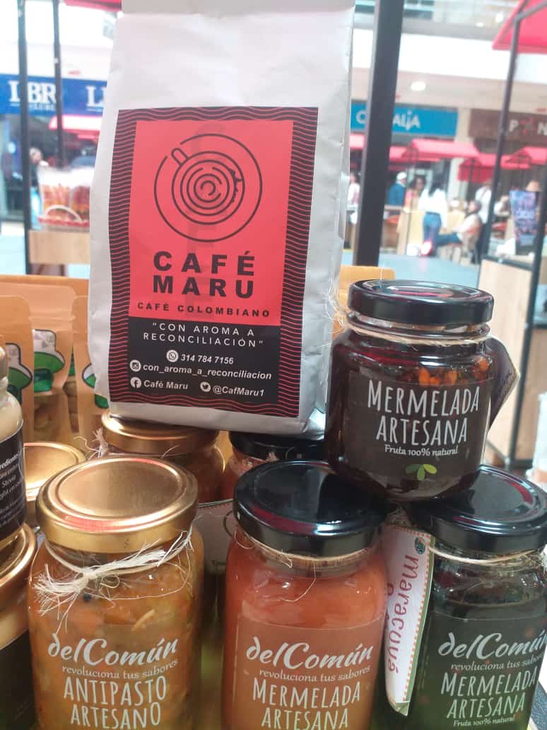 CNRCOMUNES's tweet photo. 👏Hoy los productos de la #Paz llegan al Centro Comercial Santafé @SantafeBogotaCC

Estamos en plaza Ecuador, ven y comparte un momento de reconciliación, degusta los productos realizados por firmantes de paz en el marco de la implementación del #AcuerdoDePaz🕊️ te esperamos✊ https://t.co/hD0ErpMw14