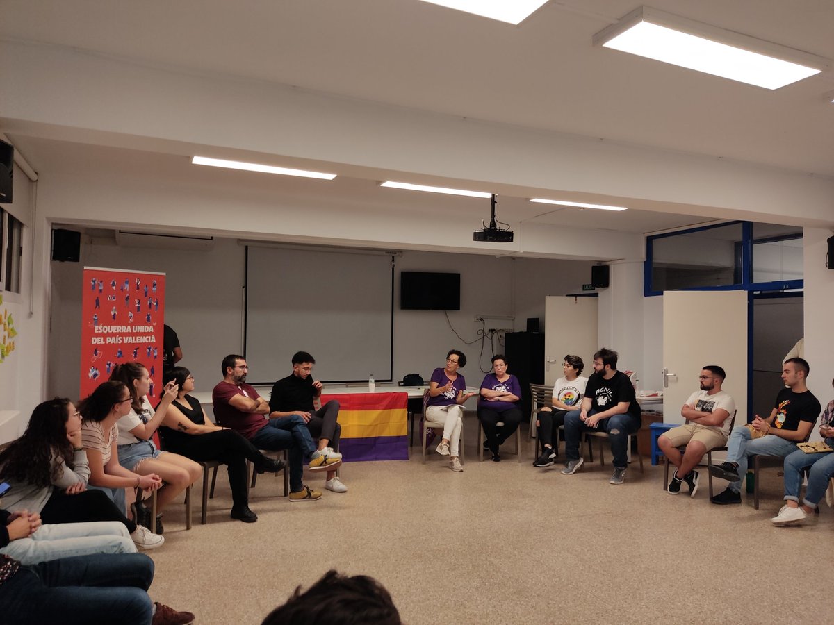 JEUPV's tweet photo. 🗣️ Acabem la jornada amb una taula sobre #lluites #actuals.

👉 Hem parlat d'#antiracisme amb @MOROAMIGABLE, de #feminisme amb el Col·lectiu per la Sororitat d'Albal, de #precarietatlaboral amb @JaumeMayor i d'#activisme #LGTBI+ amb @carmenamoros1 i @Ra_Got_.

✊🏻 #CaminemUnides. https://t.co/Z4uJZmQRxR
